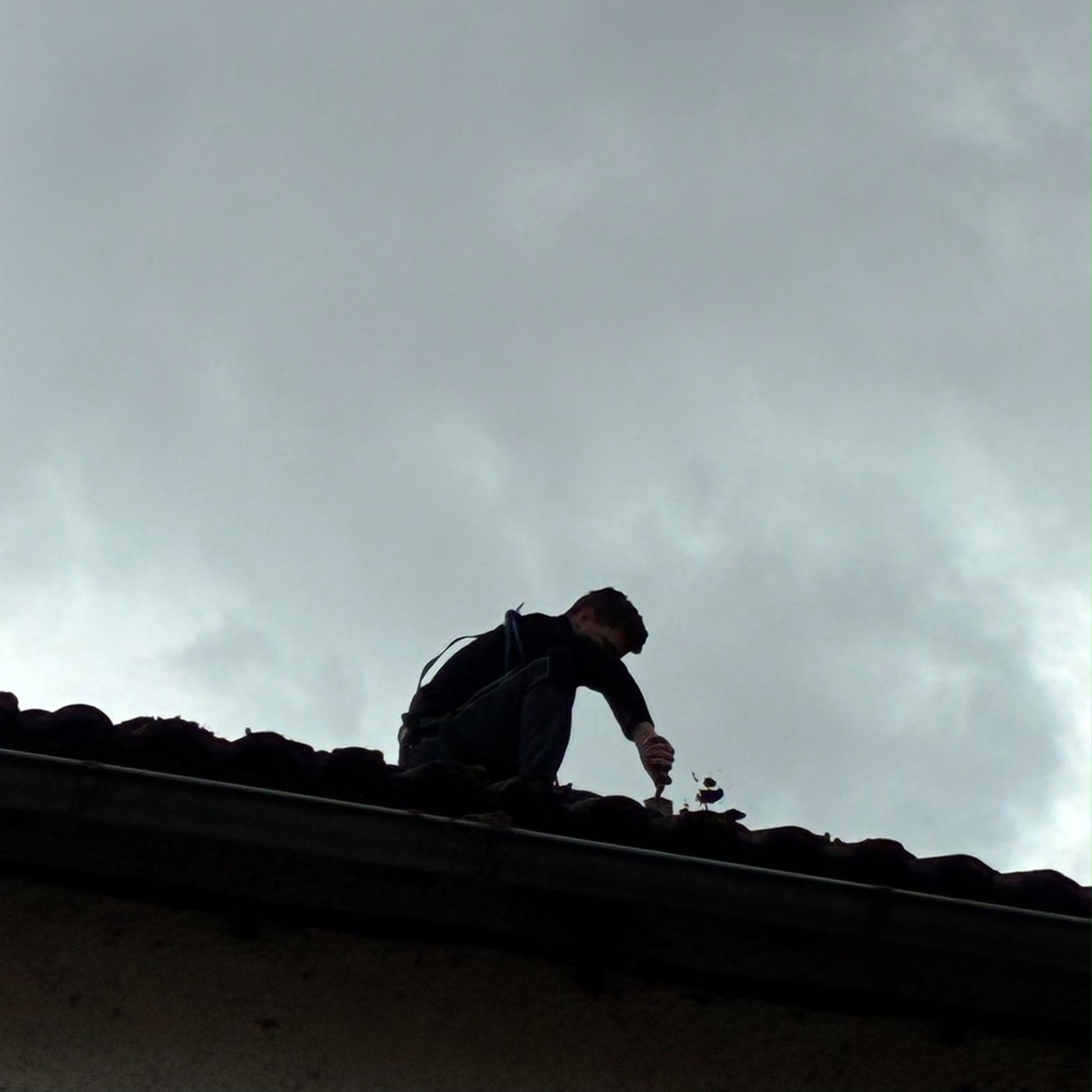 Couvreur Ets.LARROUY au travail sur une toiture à Cahors dans le Lot