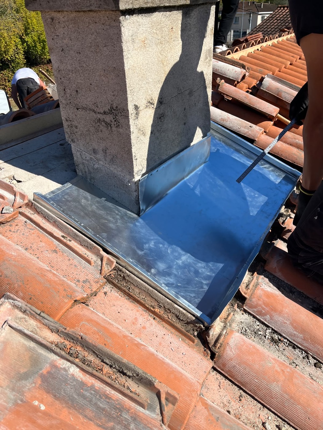 Zinguerie : bande de zinc et solin sur une toiture