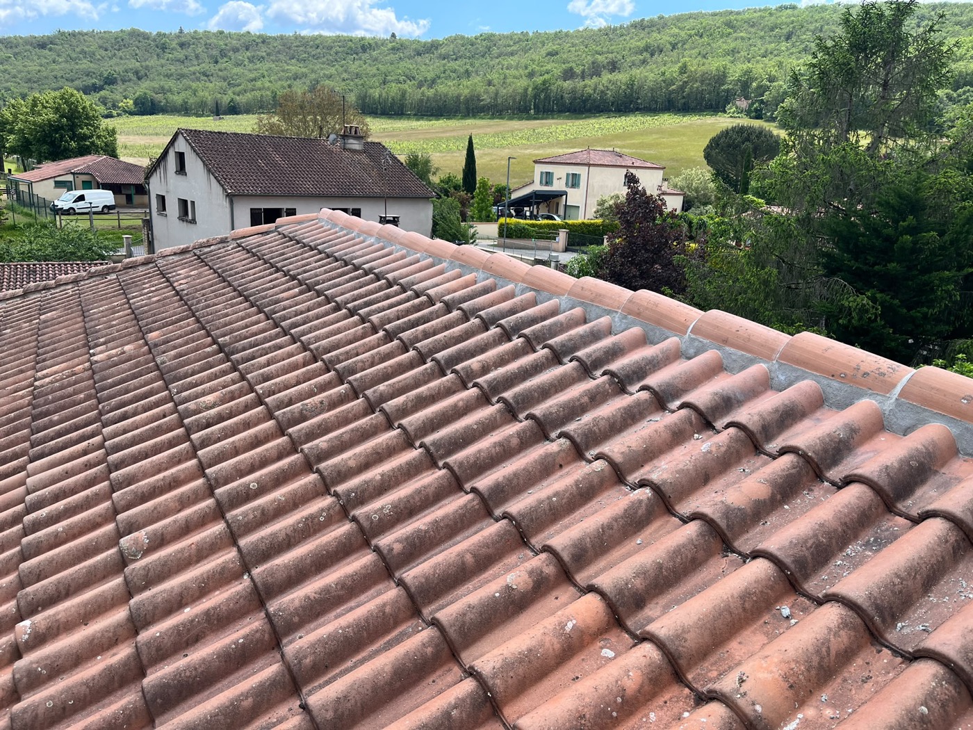 Grande toiture en tuiles rénovée dans la vallée du Lot