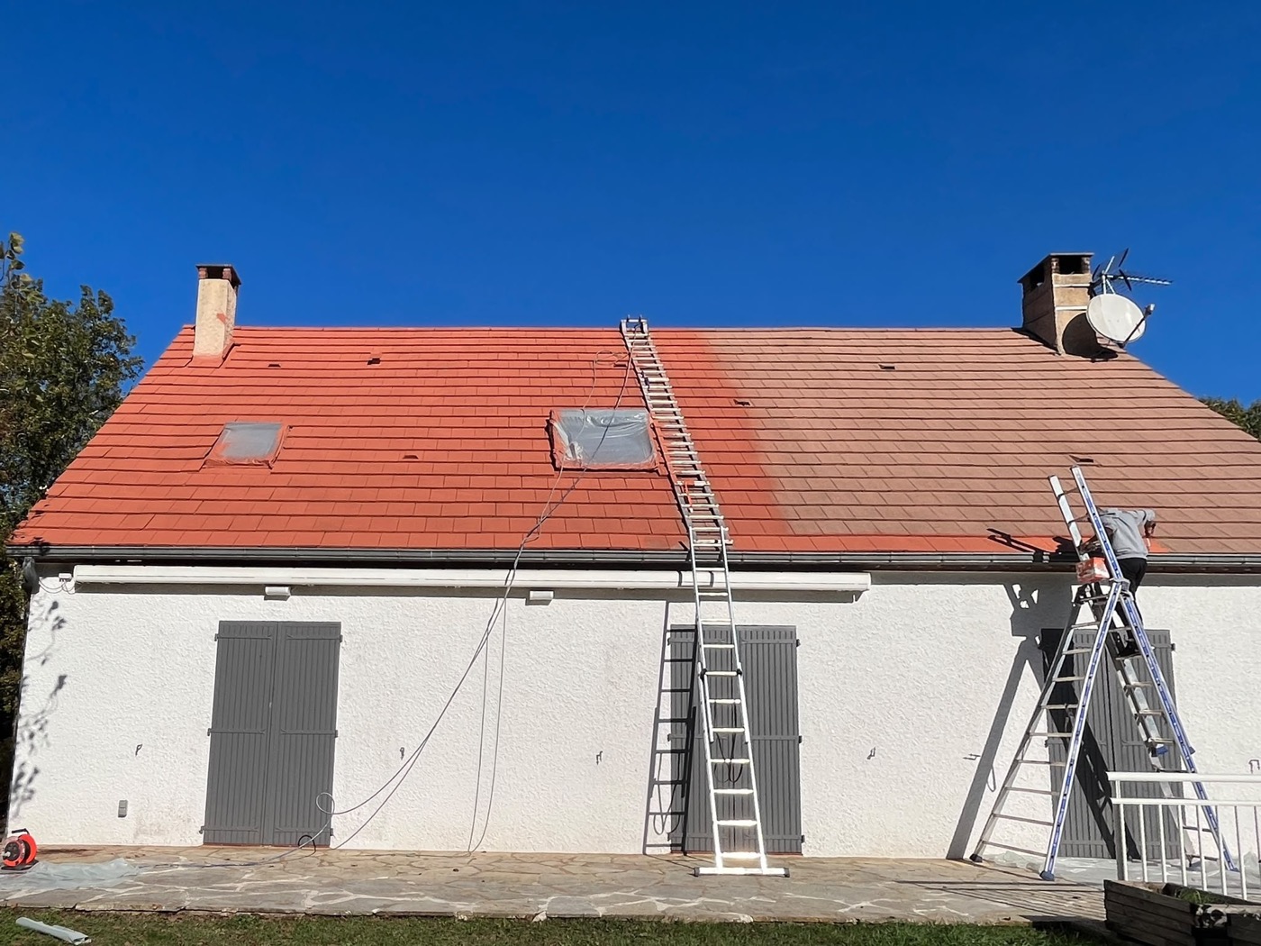 Toiture encrassée avant intervention, tuiles décolorées et envahies par la mousse