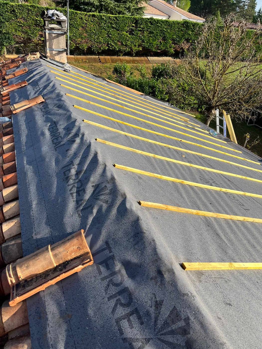Mise en place d'un écran de sous-toiture sur le chantier de Pradines